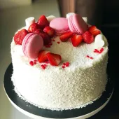 Торт "Пушистый" с ягодами и сладостями