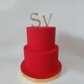 Свадебный торт красный с инициалами