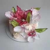 Торт с розовыми цветами