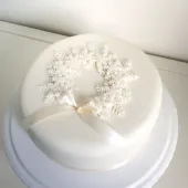 Новогодний торт "Венок из снежинок"